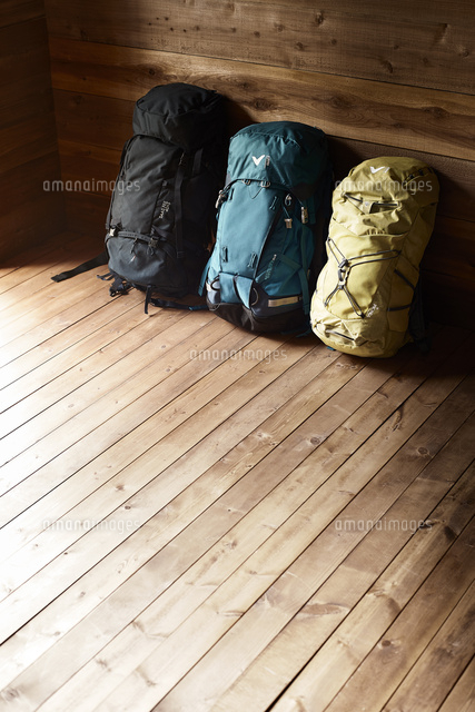 山小屋の床に置かれた３つの登山用のリュック の写真素材 イラスト素材 アマナイメージズ