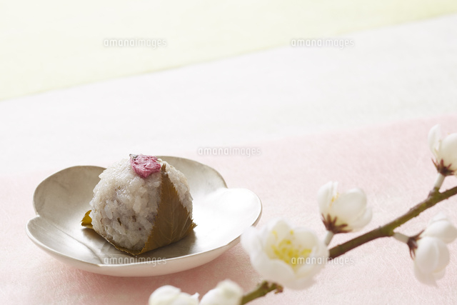 3色の和紙の上の桜餅と梅 の写真素材 イラスト素材 アマナイメージズ