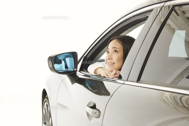 車の窓から外を眺める女性 の写真素材 イラスト素材 アマナイメージズ