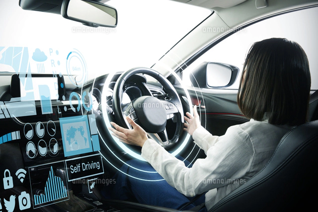 自動運転車に乗る女性 の写真素材 イラスト素材 アマナイメージズ