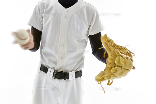 グローブをはめてボールを持つ男性 の写真素材 イラスト素材 アマナイメージズ