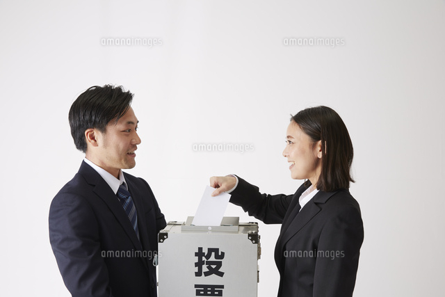 投票箱を持つ男性と投票する女性 の写真素材 イラスト素材 アマナイメージズ