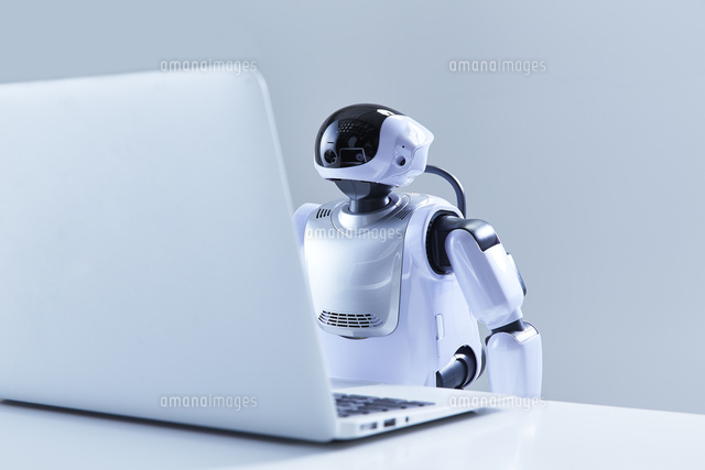 ノートパソコンを操作するミニロボット[10179013993]の写真・イラスト