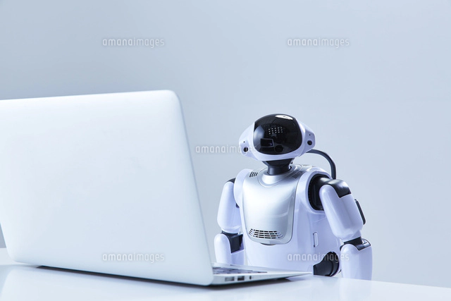 ノートパソコンを操作するミニロボット[10179013993]の写真・イラスト