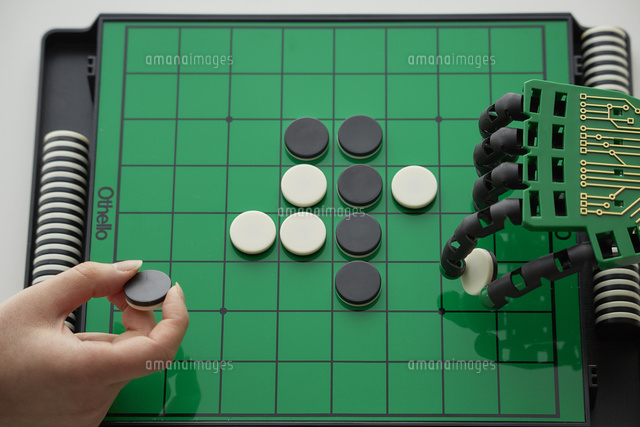 オセロ対決をする女性とロボットの手 の写真素材 イラスト素材 アマナイメージズ