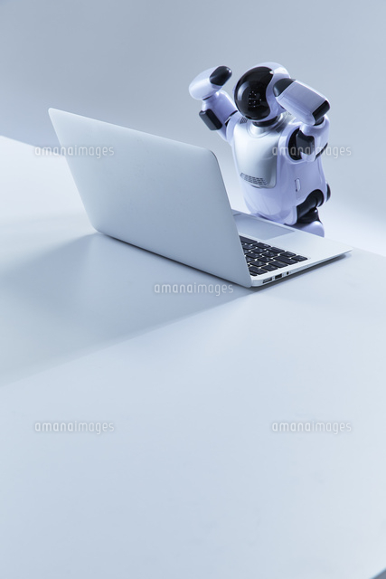ノートパソコンを操作するミニロボット[10179014110]の写真・イラスト