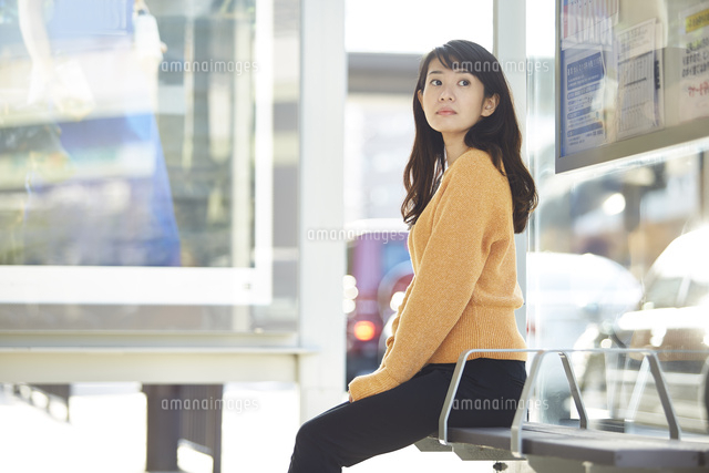 バス停でバスを待つ女性 の写真素材 イラスト素材 アマナイメージズ