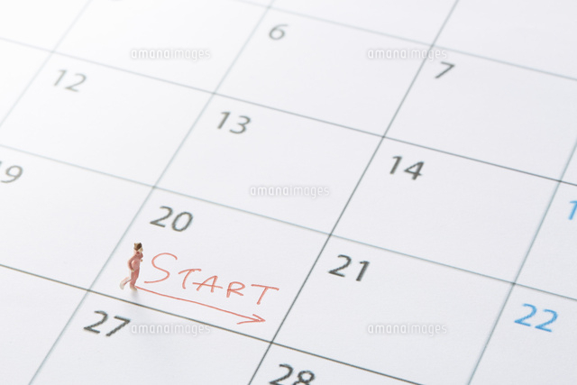 カレンダーの上のミニチュア人形の女性 の写真素材 イラスト素材 アマナイメージズ