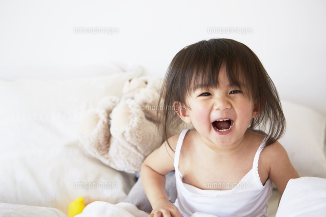 ベッドの上で遊ぶ下着姿の赤ちゃん の写真素材 イラスト素材 アマナイメージズ