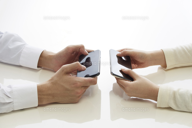 新しいスマートフォンでゲームをする二人の手 の写真素材 イラスト素材 アマナイメージズ