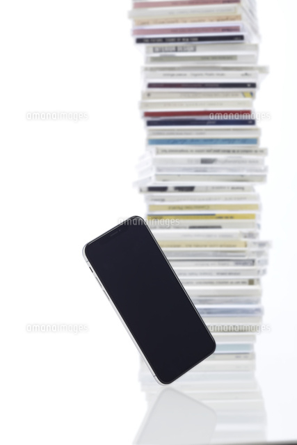 新しいスマートフォンと背景に積み上げられたcdケース の写真素材 イラスト素材 アマナイメージズ 新しいスマートフォンと背景に積み上げられたcdケース の写真素材 イラスト素材 アマナイメージズ