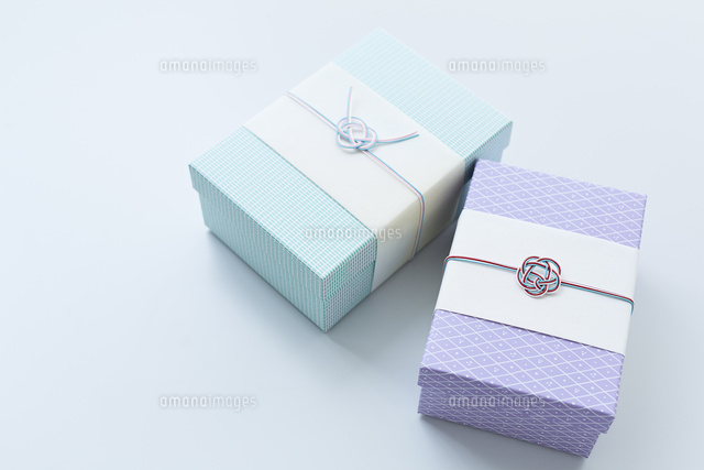水引の飾りが付いた２つのギフトボックス の写真素材 イラスト素材 アマナイメージズ
