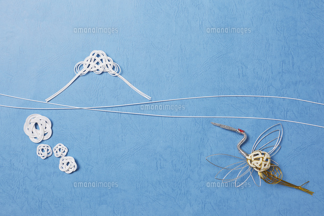 水色の和紙の上の水引の富士山と鶴 の写真素材 イラスト素材 アマナイメージズ