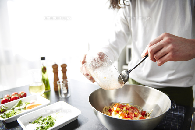 キッチンで料理をする男性 の写真素材 イラスト素材 アマナイメージズ