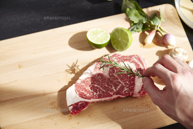 生肉に下味をつける男性の手元 の写真素材 イラスト素材 アマナイメージズ