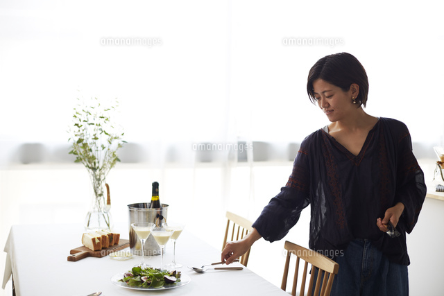 ホームパーティーのテーブルセッティングをする女性 の写真素材 イラスト素材 アマナイメージズ ホームパーティーのテーブルセッティングをする女性 の写真素材 イラスト素材 アマナイメージズ