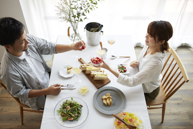 食事をする男女 の写真素材 イラスト素材 アマナイメージズ