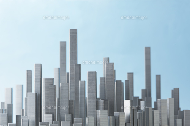 ホチキスの針で作られたビル群 の写真素材 イラスト素材 アマナイメージズ