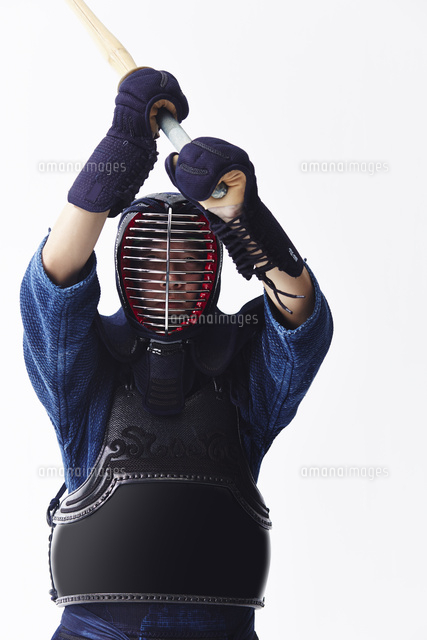 竹刀を振りかざす道着を着た男性 の写真素材 イラスト素材 アマナイメージズ