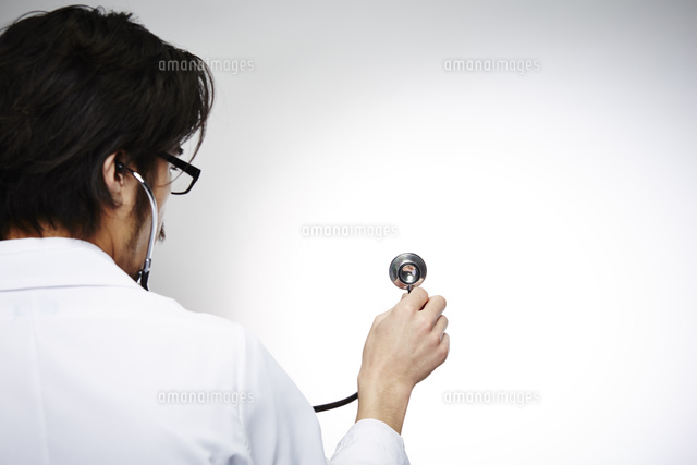 聴診器を当てる男性医師の後ろ姿 の写真素材 イラスト素材 アマナイメージズ