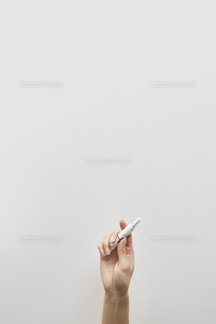 電子タバコを持った女性の手元 の写真素材 イラスト素材 アマナイメージズ