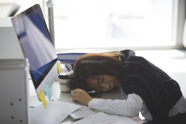 徹夜をしてデスクで眠る女性 の写真素材 イラスト素材 アマナイメージズ 徹夜をしてデスクで眠る女性 の写真素材 イラスト素材 アマナイメージズ