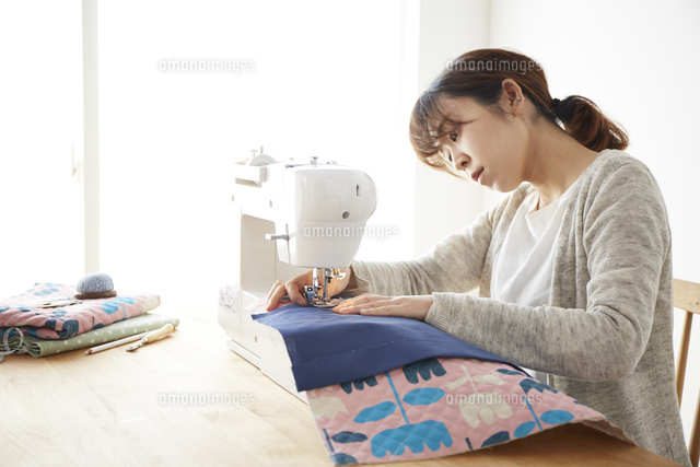 ミシンで裁縫をする女性 の写真素材 イラスト素材 アマナイメージズ