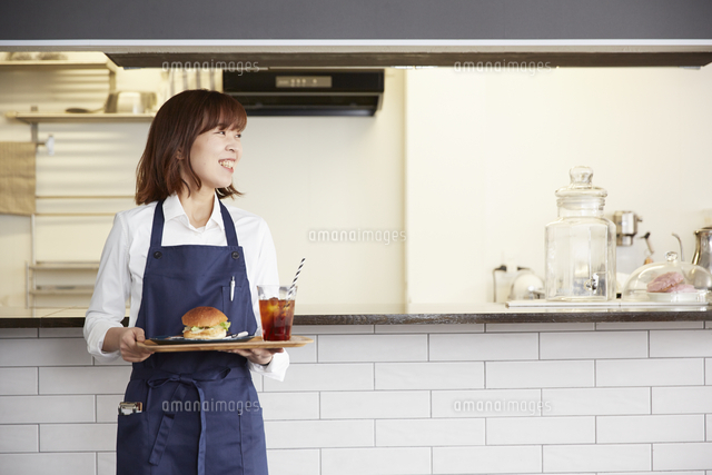 料理を運ぶカフェ店員 の写真素材 イラスト素材 アマナイメージズ 料理を運ぶカフェ店員 の写真素材 イラスト素材 アマナイメージズ