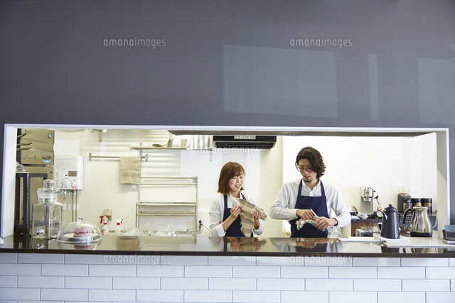 グラスを磨く男女のカフェ店員 の写真素材 イラスト素材 アマナイメージズ