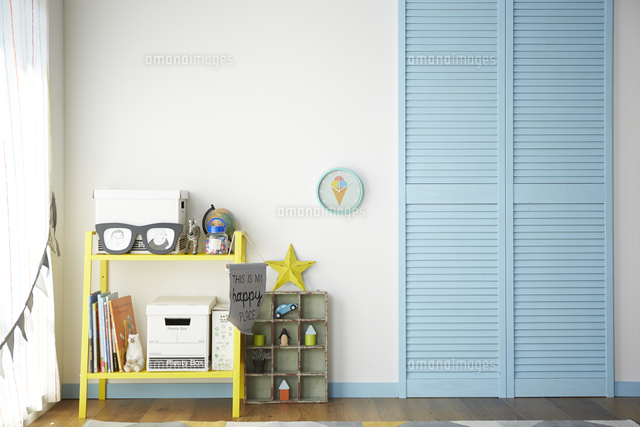 青と黄色が効いた男の子の部屋 の写真素材 イラスト素材 アマナイメージズ