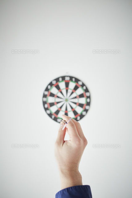ダーツの的を狙う男性の手元 の写真素材 イラスト素材 アマナイメージズ