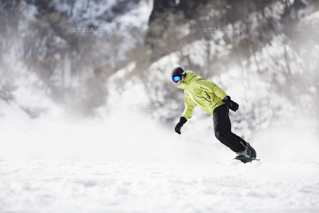 スノーボードをする男性 の写真素材 イラスト素材 アマナイメージズ