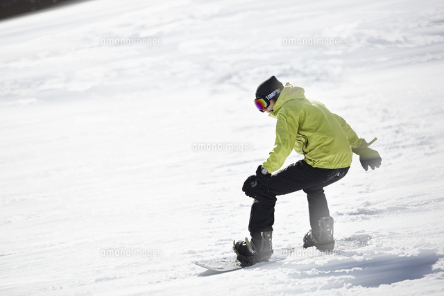 スノーボードをする男性 の写真素材 イラスト素材 アマナイメージズ