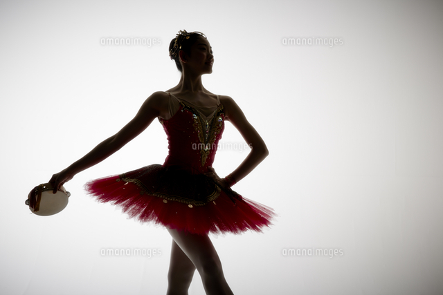 ポーズをとるバレリーナのシルエット の写真素材 イラスト素材 アマナイメージズ