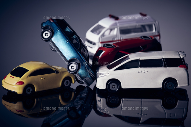 交通事故を表現したミニチュアの車 の写真素材 イラスト素材 アマナイメージズ