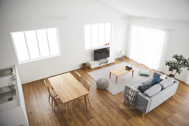 斜め天井のリビングダイニングルーム の写真素材 イラスト素材 アマナイメージズ