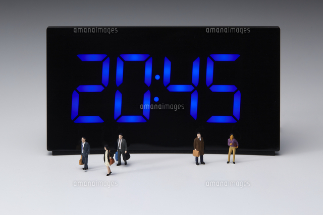 デジタル時計とミニチュアの人 の写真素材 イラスト素材 アマナイメージズ
