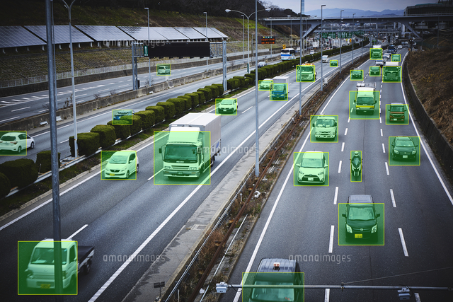 大きな道路を走るたくさんの車と緑の四角 の写真素材 イラスト素材 アマナイメージズ