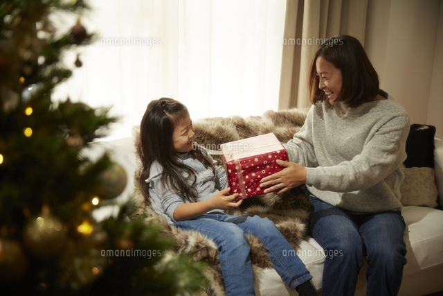 クリスマスプレゼントを貰う女の子 の写真素材 イラスト素材 アマナイメージズ