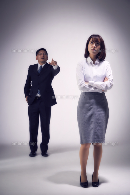 上司の説教を無視する女性社員 の写真素材 イラスト素材 アマナイメージズ