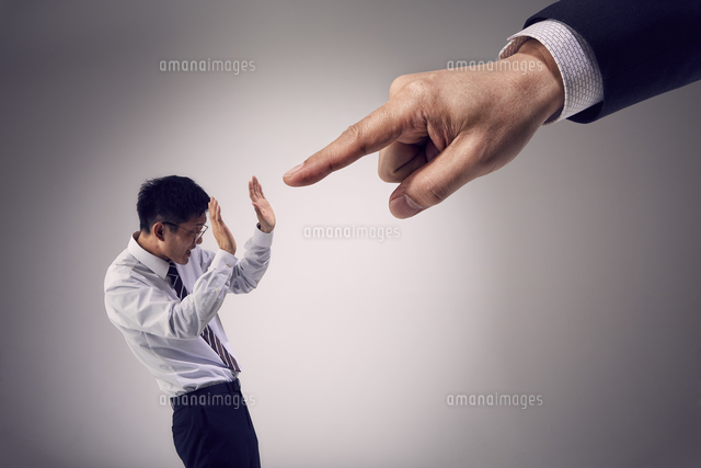 大きな手に指を指され圧倒される男性社員 の写真素材 イラスト素材 アマナイメージズ