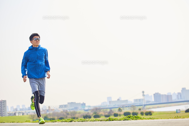 河川敷でランニングをするスポーツマン の写真素材 イラスト素材 アマナイメージズ