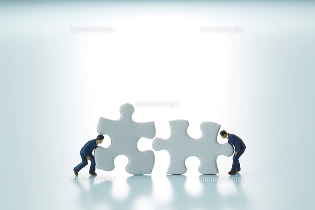 歩きスマホをしながら横断歩道を渡る人々 の写真素材 イラスト素材 アマナイメージズ