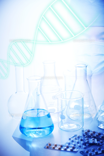フラスコやビーカーと薬と遺伝子のcg の写真素材 イラスト素材 アマナイメージズ