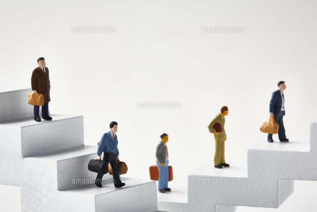大きな階段を登り降りするミニチュアたち の写真素材 イラスト素材 アマナイメージズ