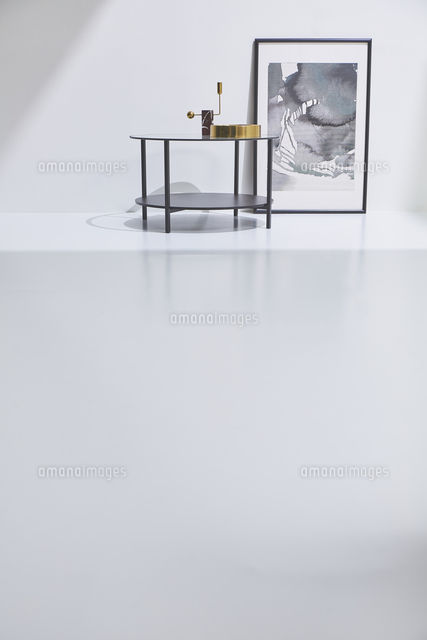 白い部屋にある黒い家具 の写真素材 イラスト素材 アマナイメージズ