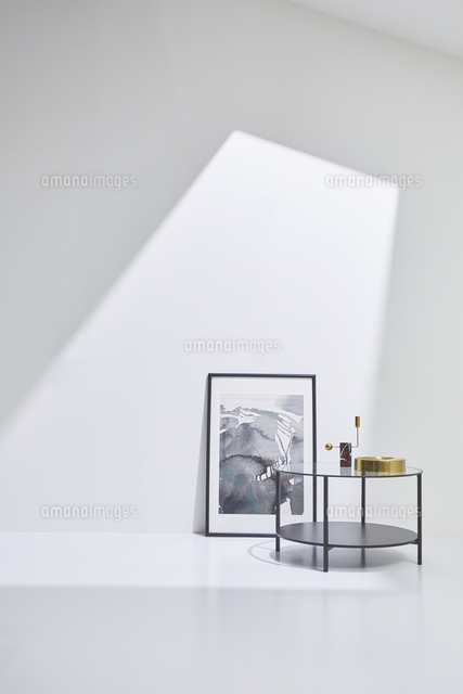 白い部屋にある黒い家具 の写真素材 イラスト素材 アマナイメージズ