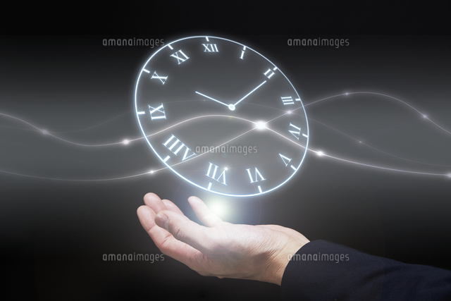 手から時計のホログラムを出すサラリーマン の写真素材 イラスト素材 アマナイメージズ