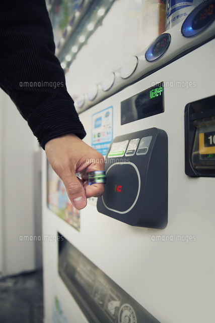 スマートリングを自動販売機のカードリーダーにかざす男性の手元 の写真素材 イラスト素材 アマナイメージズ