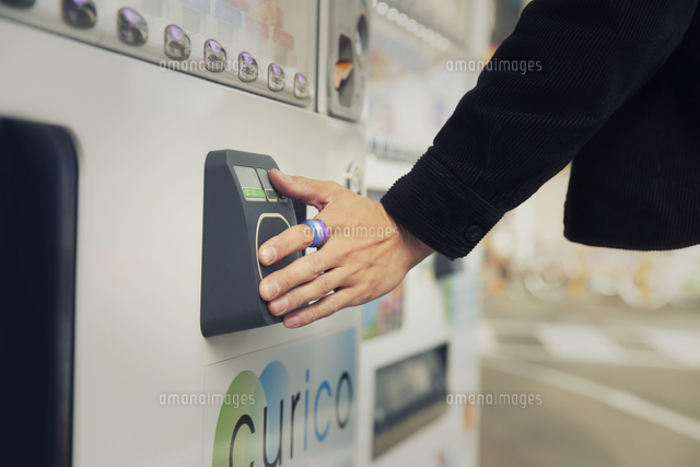 スマートリングを自動販売機のカードリーダーにかざす男性の手元 の写真素材 イラスト素材 アマナイメージズ